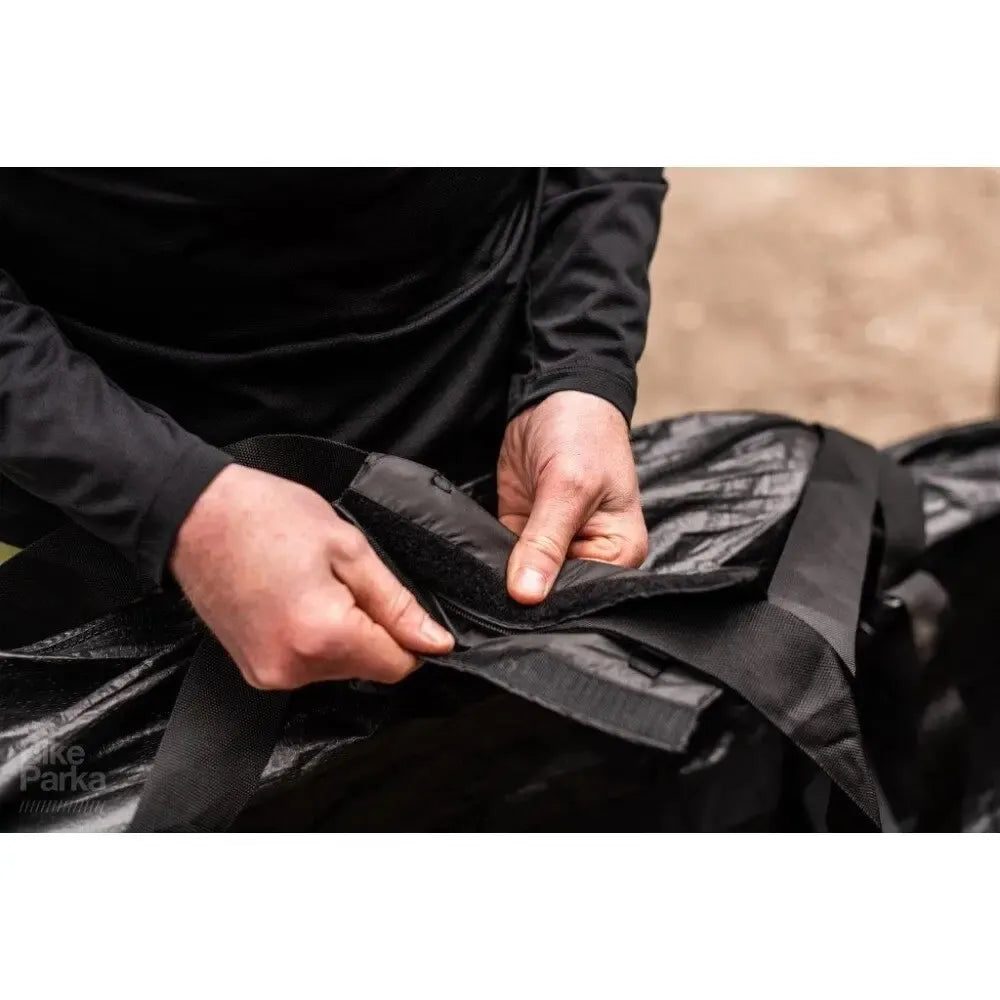 Let og bærbar BikeParka RoughSac cykelpose transporteres i Hånden