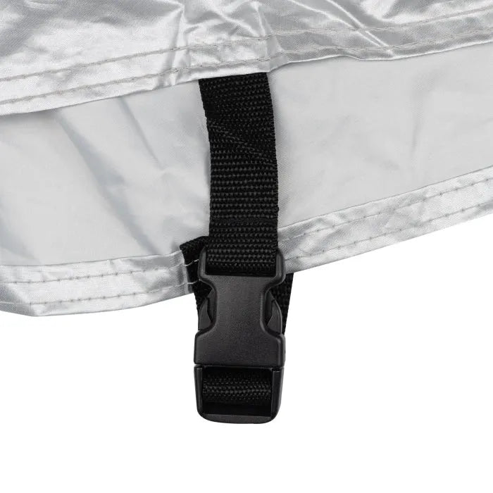 Sølvfarvet Oxford Aquatex ATV-cover med sort justerbar rem og klikspænde for sikker fastgørelse.