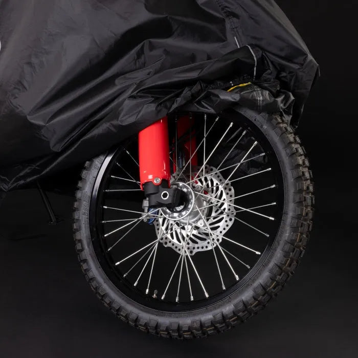 Sort Oxford Aquatex Pro motorcykelcover i slidstærkt polyester, der beskytter forhjulet på en offroad motorcykel.
