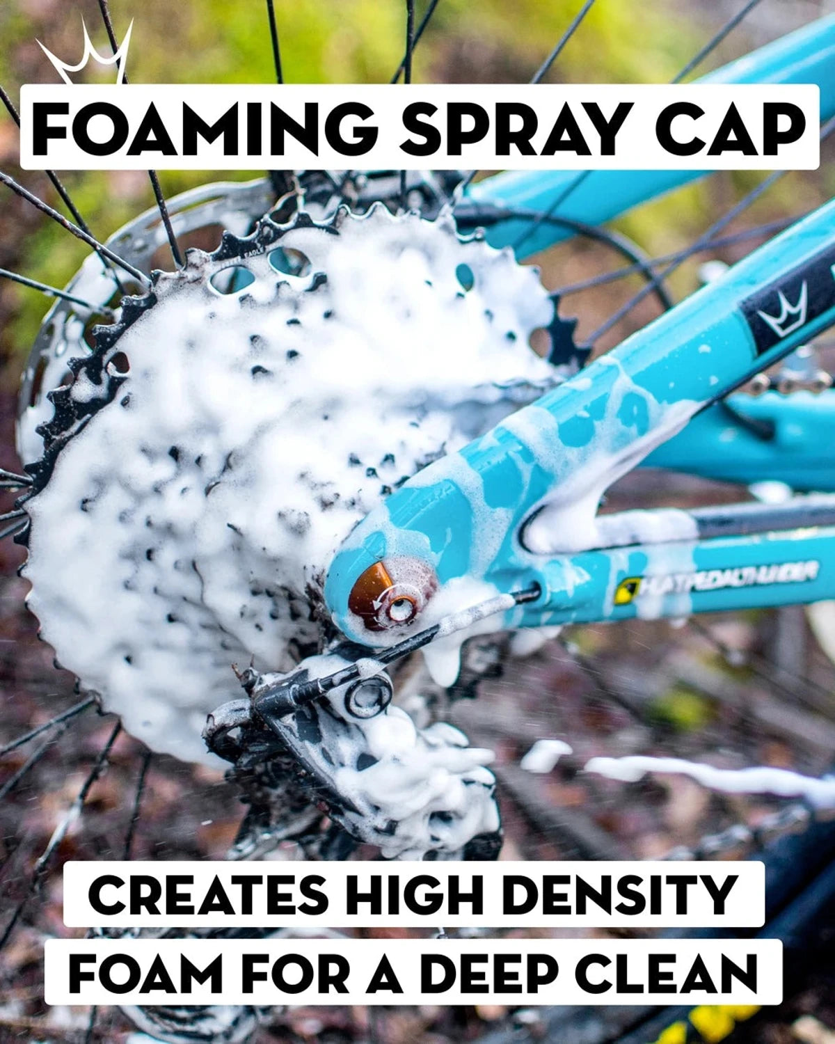 Peaty's Foaming Drivetrain Degreaser i sprayflaske til effektiv affedtning af cykelkæde og gear på cykler og ladcykler.