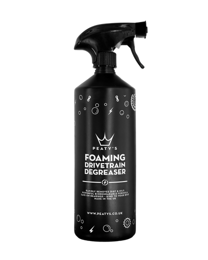 Peaty's Foaming Drivetrain Degreaser i sprayflaske til effektiv affedtning af cykelkæde og gear på cykler og ladcykler.