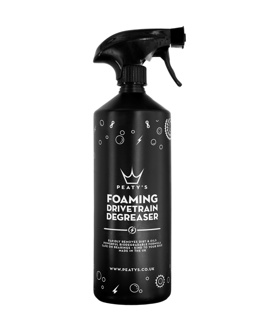 Peaty's Foaming Drivetrain Degreaser i sprayflaske til effektiv affedtning af cykelkæde og gear på cykler og ladcykler.