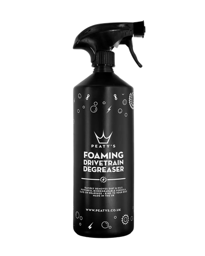Peaty's Foaming Drivetrain Degreaser i sprayflaske til effektiv affedtning af cykelkæde og gear på cykler og ladcykler.