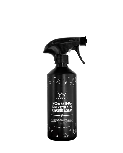 Peaty's Foaming Drivetrain Degreaser i sprayflaske til effektiv affedtning af cykelkæde og gear på cykler og ladcykler.