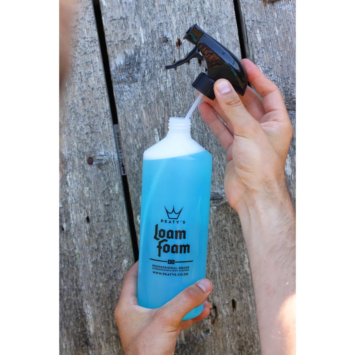 Peaty's LoamFoam Concentrate 1000ml koncentreret vaskevæske til økonomisk og effektiv rengøring af cykler og ladcykler.