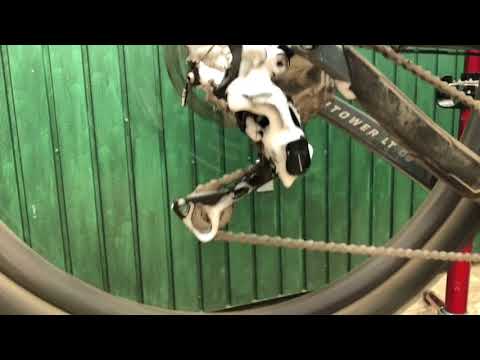 Sådan bruger du Peaty's Foaming Drivetrain Degreaser i sprayflaske til effektiv affedtning af cykelkæde og gear på cykler og ladcykler.