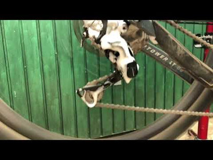 Sådan bruger du Peaty's Foaming Drivetrain Degreaser i sprayflaske til effektiv affedtning af cykelkæde og gear på cykler og ladcykler.